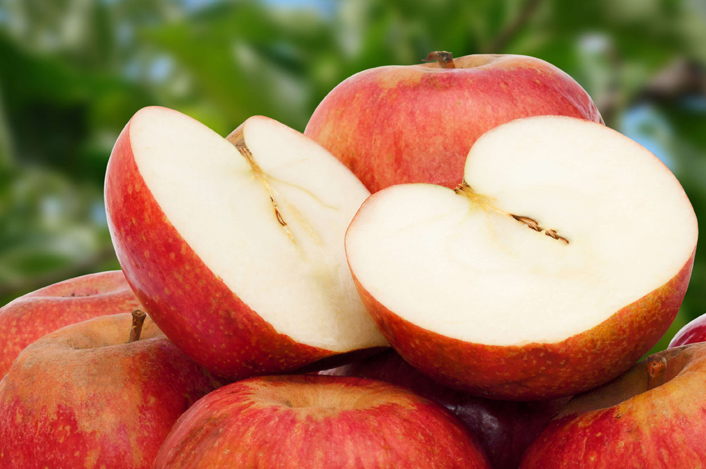 <p>La buccia di mela è anche ricca di <strong>antiossidanti</strong> che aiutano a prevenire i danni causati dall'esposizione ai raggi UV.</p>