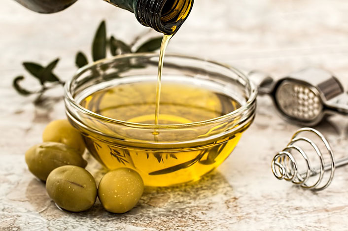 <p>L'olio di oliva contiene <strong>antiossidanti</strong> che aiutano a proteggere la pelle dai danni causati dai raggi UV, dall'inquinamento e dallo stress ossidativo (polifenoli, tocoferoli, carotenoidi, squalene e altri). Questi antiossidanti possono aiutare a prevenire i danni causati dai radicali liberi, aiutano a prevenire l'invecchiamento della pelle e possono anche aiutare a ridurre le rughe.</p>